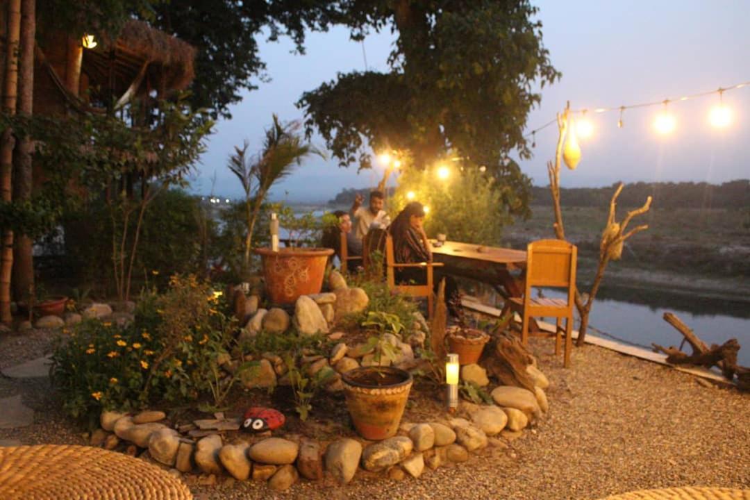 Happy Lemon Tree Lodge Sauraha Ngoại thất bức ảnh